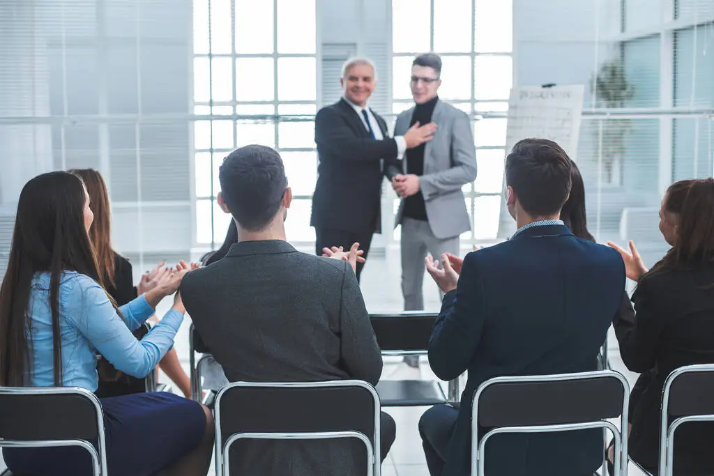 imagine cu lector si cursant